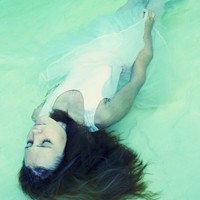 ����ˮ��Ϊ�����Ψ���⾳Ů��ͷ��