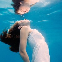 ����ˮ��Ϊ�����Ψ���⾳Ů��ͷ��