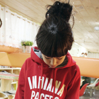 ��ϵ����Ů�˶��� �Ͼ��ʺܸߵ�Ů��ͷ��