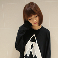 ��ϵ����Ů�˶��� �Ͼ��ʺܸߵ�Ů��ͷ��