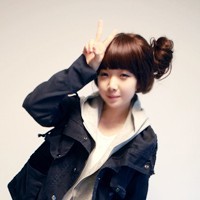 ��ϵ����Ů�˶��� �Ͼ��ʺܸߵ�Ů��ͷ��