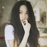 ����ʵ��Ů���ڰ�ɫ�ʻ��ͷ�� ���ѷ����ṩ