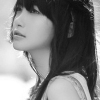 ����ʵ��Ů���ڰ�ɫ�ʻ��ͷ�� ���ѷ����ṩ