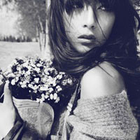 ����ʵ��Ů���ڰ�ɫ�ʻ��ͷ�� ���ѷ����ṩ