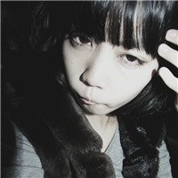 ����ʵ��Ů���ڰ�ɫ�ʻ��ͷ�� ���ѷ����ṩ