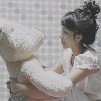 ����ʵ��Ů���ڰ�ɫ�ʻ��ͷ�� ���ѷ����ṩ