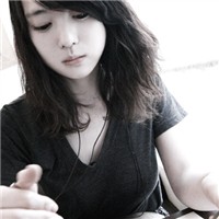 ����ʵ��Ů���ڰ�ɫ�ʻ��ͷ�� ���ѷ����ṩ