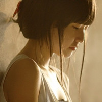 ����ʵ��Ů���ڰ�ɫ�ʻ��ͷ�� ���ѷ����ṩ