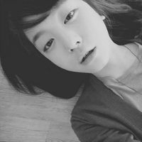 ����ʵ��Ů���ڰ�ɫ�ʻ��ͷ�� ���ѷ����ṩ