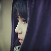 ����ʵ��Ů���ڰ�ɫ�ʻ��ͷ�� ���ѷ����ṩ