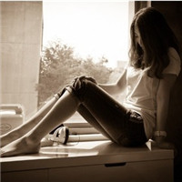 ����ʵ��Ů���ڰ�ɫ�ʻ��ͷ�� ���ѷ����ṩ