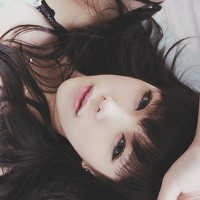 ����ʵ��Ů���ڰ�ɫ�ʻ��ͷ�� ���ѷ����ṩ