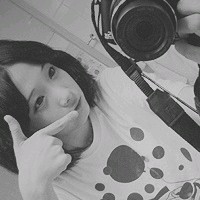 ����ʵ��Ů���ڰ�ɫ�ʻ��ͷ�� ���ѷ����ṩ