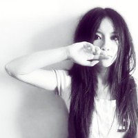 ����ʵ��Ů���ڰ�ɫ�ʻ��ͷ�� ���ѷ����ṩ