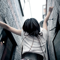 ����ʵ��Ů���ڰ�ɫ�ʻ��ͷ�� ���ѷ����ṩ