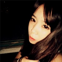 ����ʵ��Ů���ڰ�ɫ�ʻ��ͷ�� ���ѷ����ṩ