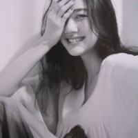 ����ʵ��Ů���ڰ�ɫ�ʻ��ͷ�� ���ѷ����ṩ