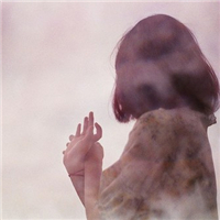 ����ʵ��Ů���ڰ�ɫ�ʻ��ͷ�� ���ѷ����ṩ