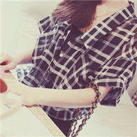 ����ʵ��Ů���ڰ�ɫ�ʻ��ͷ�� ���ѷ����ṩ