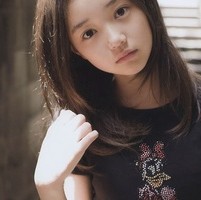 QQ����ͷ��һ��һŮ_վ��ε��������¿�����΢Ц 