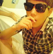 ������Ψ���ɰ�����ͷ��_��ɫ��ͷ��ʱ�е��۾��Ե����Ǹ�����