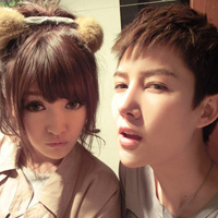 ���˱˴˵�����QQ����ͷ��һ��һŮ������ֻ������Ķ���