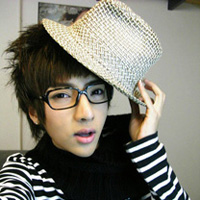 ���ڴ˰�QQ����ͷ��һ��һŮ������ʱ�����������ĺۼ�