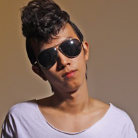 ���ְ��Ľ�������������ͷ��һ��һŮ���Ҹ����м�������������