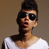 ���ְ��Ľ�������������ͷ��һ��һŮ���Ҹ����м�������������