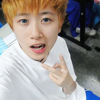 �Һ����������ɷ���������ͷ��һ��һŮ�������ഺ���Ҹ�����