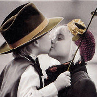 ���л���ʽ���±���ͷ��һ��һŮ���ʺ������Ǽ�