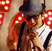 �����ڷ�����qq����ͷ��һ��һŮ�������ں���о�˵��