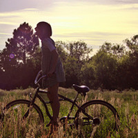 ��ǳЦ����������ҶԳƵ�����ͷ��