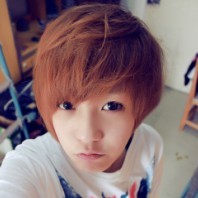 QQ����ͷ��һ��һŮ_վ��ε��������¿�����΢Ц 