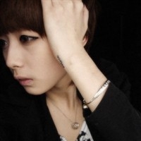 QQ����ͷ��һ��һŮ_վ��ε��������¿�����΢Ц 