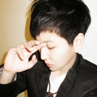 QQ����ͷ��һ��һŮ_վ��ε��������¿�����΢Ц 