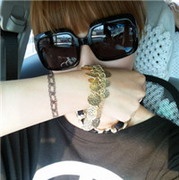 ���²���ʮ��Ů������ͷ������׷���Ҹ��ڻط�