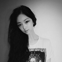 ����̬�ķ�����Ů���ڰ�ͷ�� ���ֵı���¶���͵��Ц 