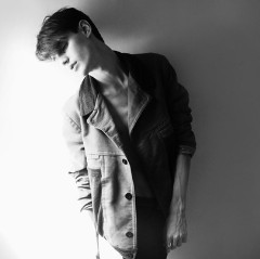 ŷ���ڰ�ͷ��_ĳ���������˲�� 