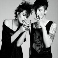 ��������ק����ͷ�� վ��ԭ�ص��ŷ��ӵ��