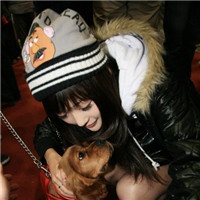 ����������ʱ����Ů������ͷ�� 