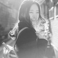 ����̬�ķ�����Ů���ڰ�ͷ�� ���ֵı���¶���͵��Ц 