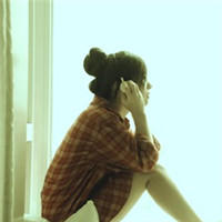 ��ǳЦ����������ҶԳƵ�����ͷ��