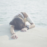 �������µ����⾳����������Ů��ͷ��