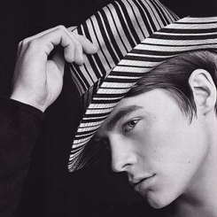 ŷ��qq�����ڰ�ͷ��_������������̫��Ŀհ׺����