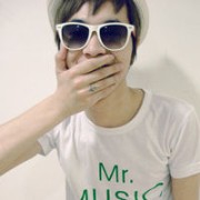 QQ����ͷ��һ��һŮ_վ��ε��������¿�����΢Ц 