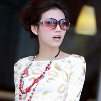 �������������ɰ�Ů������ͷ��΢Цȫ�г���ԭ�¹�ȥ�Ĳ���