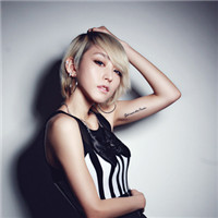 �ɰ������Ů��