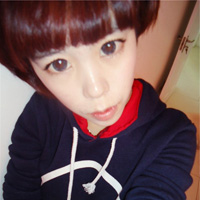 QQ����ͷ��һ��һŮ_վ��ε��������¿�����΢Ц 