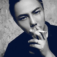 ��Ȼ�ڰ�ͷ�� ͻȻ������